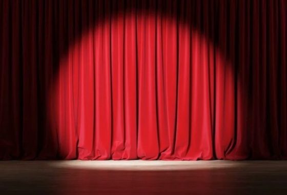 ΘΕΑΤΡΙΚΗ ΣΚΗΝΗ_2